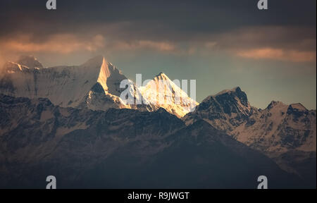 Himalayan peaks Nanda Devi und Nanda Khat bei Sonnenuntergang wie auf Trek in Uttarakhand Indien gesehen. Stockfoto