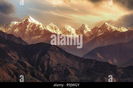 Panchchuli Himalaya snow Peaks mit goldenen Farbton bei Sonnenuntergang wie aus Munsiyari Uttarakhand Indien gesehen. Stockfoto