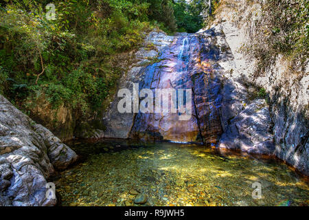 Rudradhari Wasserfällen in den Bergen, die mit dichten Wald auf Trek von Kausani Uttarakhand Indien umgeben. Stockfoto