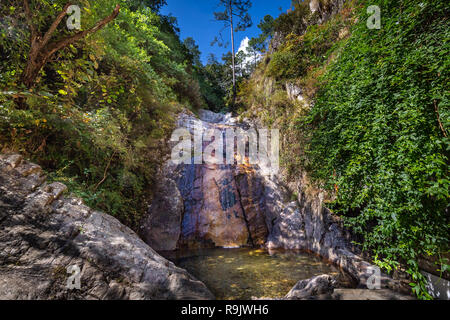 Rudradhari Wasserfällen in den Bergen, die mit dichten Wald auf Trek von Kausani Uttarakhand Indien umgeben. Stockfoto