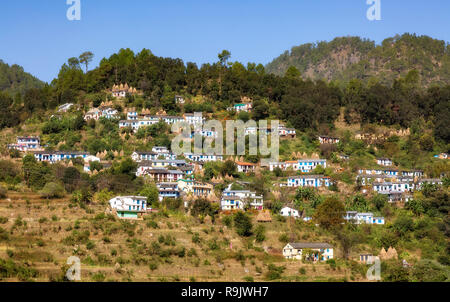 Ländlich Dorf Stadt mit Cluster von Häusern auf den Berghängen in Uttarakhand Indien. Stockfoto