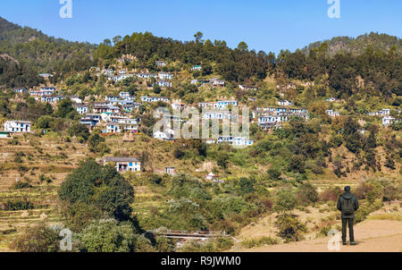 Ländlich Dorf Stadt mit Cluster von Häusern auf den Berghängen in Uttarakhand Indien. Stockfoto