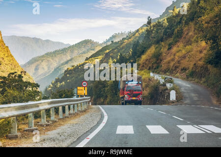 Lkw auf Autobahn Straße mit malerischer Landschaft in Uttarakhand Indien. Stockfoto