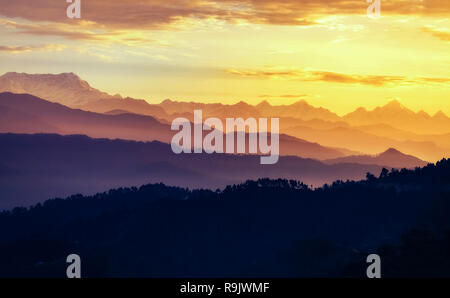 Himalaya Gebirge bei Sonnenaufgang mit Moody Himmel wie aus Kausani Uttarakhand Indien gesehen. Stockfoto