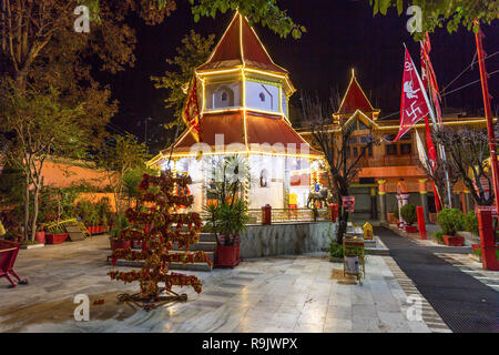 Hindu Tempel im Volksmund als Naina Devi Tempel Räumlichkeiten mit Lichtern an Nainital Uttarakhand Indien eingerichtet. Stockfoto