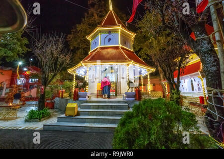 Hindu Tempel im Volksmund als Naina Devi Tempel Räumlichkeiten mit Lichtern an Nainital Uttarakhand Indien eingerichtet. Stockfoto