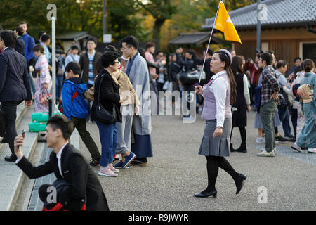 Kyoto, Japan. Ein Reiseleiter führt eine touristische Gruppe besuchen Stockfoto