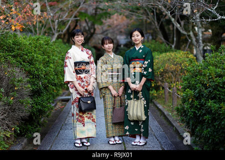 Asiatische Frau tragen traditionelle japanische Kleidung, für Fotos posieren, Kyoto, Japan Stockfoto