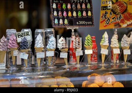 Kunststoff Eistüten auf Anzeige im Shop, Kyoto, Japan Stockfoto