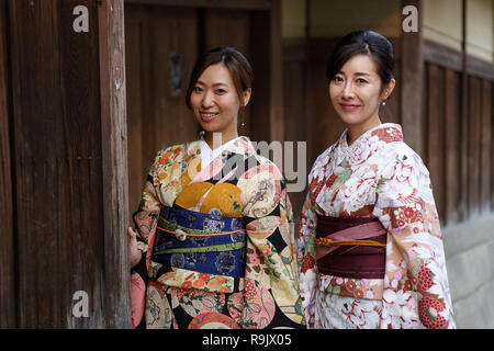 Asiatische Frau tragen traditionelle japanische Kleidung, für Fotos posieren, Kyoto, Japan Stockfoto