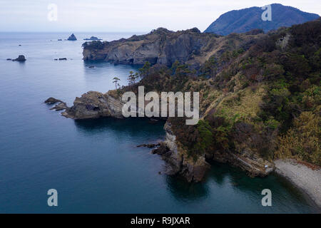 Luftaufnahme von malerischen Felsformationen an futo Strand, der von einer Drohne getroffen, Izu Halbinsel, Japan. Stockfoto