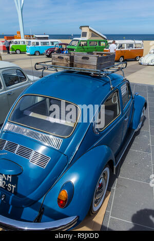 Den Haag, Niederlande - 21 Mai, 2017: VW classic beetle Fahrzeuge am Strand von Scheveningen Car Show Stockfoto