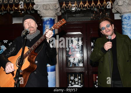 Dublin 2, Irland. 24 Dez, 2018. U2-Frontmann Bono und The Edge Busk zu Kings Street, Dublin 2, Geld für die Obdachlosen zu erhöhen. Quelle: John Rooney/Pacific Press/Alamy leben Nachrichten Stockfoto