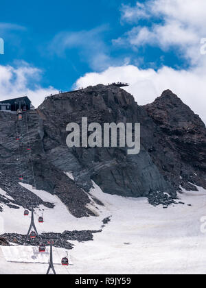 Blick auf die Aussichtsplattform "Top Tirol' aus dem Eisgrat Seilbahnstation, Stubaital, Innsbruck-Land, Tirol, Österreich Stockfoto