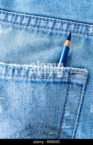 EE Typ Bleistift in die Tasche von Denim Blue Jean Stockfoto