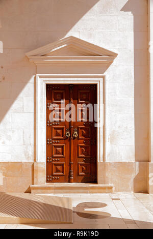 Eine der vielen schönen Türen von der alten Kirche von Fatima in Portugal Stockfoto