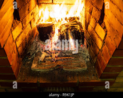 Gitter und brennen Brennholz Kamin in ländlichen Haus Stockfoto