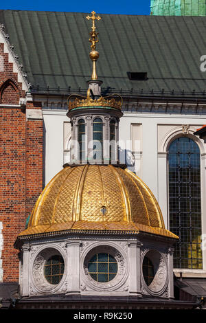 Goldene Kuppel der Kathedrale auf dem Wawel Sigismund Kapelle in Krakau, Polen, architektonischen Details von Royal Archcathedral Basilika des heiligen Stanislaus und Wence Stockfoto