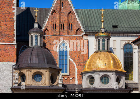 Architektonische Details Kathedrale auf dem Wawel in Krakau, Polen, Kapelle Kuppeln (vergoldet von Sigismund Kapelle) der königlichen Basilika des Heiligen Archcathedral S Stockfoto