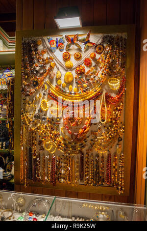 Bernstein Schmuck Halsketten, Armbänder, Broschen aus der Ostsee Bernstein auf die Anzeige in den Tuchhallen (Sukiennice) in der Altstadt von Krakau, Polen Stockfoto