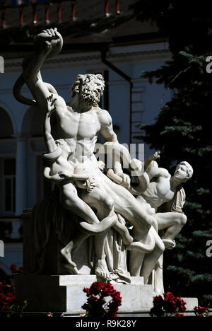 Odessa Archäologischen Museum. Kopie der berühmten Skulpturengruppe Laokoon und seine Söhne vor der Fassade entfernt. Odessa, Ukraine. Stockfoto