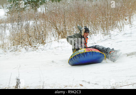 Sankt-petersburg. Russland. Dezember. 23.2018. Fahrt im Winter aus den Bergen. Sie sind aufblasbare Kameras. Sie schnell Gleiten auf Schnee. Stockfoto