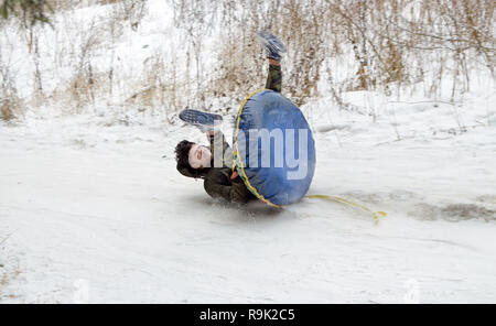 Sankt-petersburg. Russland. Dezember. 23.2018. Fahrt im Winter aus den Bergen. Sie sind aufblasbare Kameras. Sie schnell Gleiten auf Schnee. Stockfoto