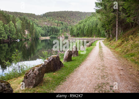 Wicklung einer Fahrbahn gut erhaltene alte Straße mit Steinmauern (murane) Anschließen von Ulefoss mit Strengen entlang der Telemarkskanal im südlichen Norwegen Stockfoto