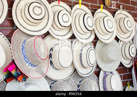 Panama Hüte für Verkauf. Es gibt eine Vielzahl von traditionellen Panama Hüte, die unterscheiden sich von den bekannten Panama Hüte (aus Ecuador) Stockfoto