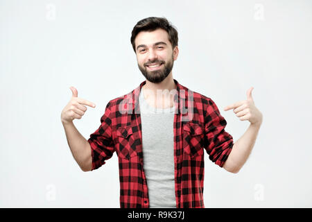 Stolz, jungen Mann, stehend, sich zeigen und auf Kamera mit schweren egoist Gesicht Stockfoto
