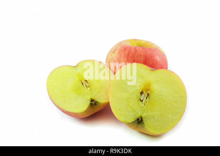 Red Apple isolieren auf weißem Hintergrund/Rot frisches Obst split Stockfoto