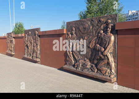 Jewpatoria, Krim, Russland - Juli 3, 2018: Wand mit Bronze RELIEFS am Roten Hügel Gedenkstätte in der Stadt Jewpatoria, Krim Stockfoto