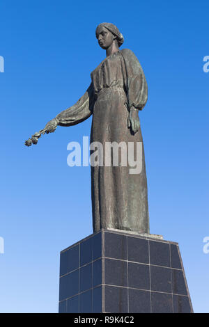 Jewpatoria, Krim, Russland - Juli 3, 2018: Denkmal der trauernde Mutter am Roten Hügel Gedenkstätte vor blauem Himmel in der Stadt Jewpatoria, Cr Stockfoto