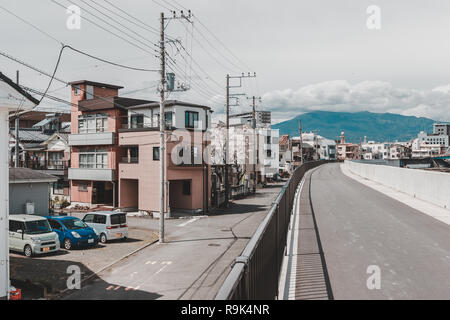 Gebäude in der Stadt von Numazu mit Mt. Fuji abgedeckt in Wolke im Hintergrund. Dieser Gehweg ist auf der Seite von Kano River. Stockfoto