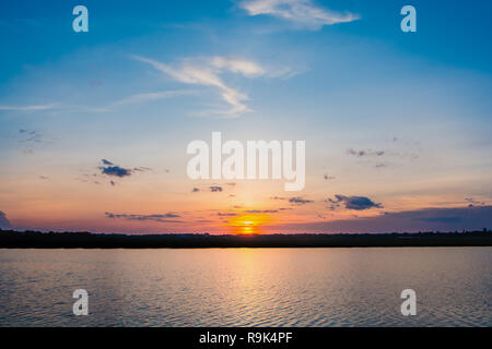 Sonnenuntergang im See. schönen Sonnenuntergang hinter den Wolken über den See Landschaft Hintergrund. dramatische Himmel mit Wolken bei Sonnenuntergang Stockfoto