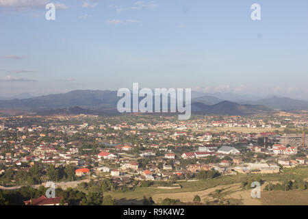 Querformat oben auf dem Berg mit Blick auf die Stadt in Xiengkhouang, Laos Stockfoto