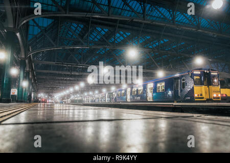 Hauptbahnhof von Glasgow entfernt. Blick vom tiefsten Punkt auf der Station und mit dem Zug. Bei kaltem Wetter. Historischer Bahnhof und perspect Stockfoto