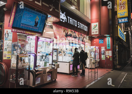 Taito Station, einer der Arcade Game Center in Akihabara mit viel Anime gut ergänzende Stockfoto