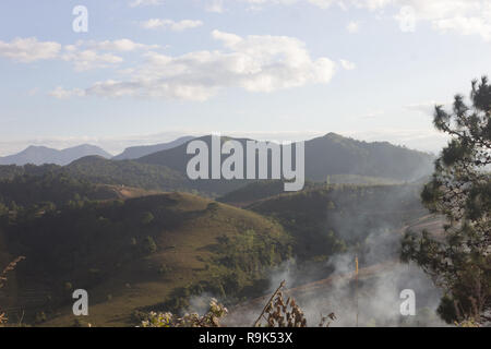 Querformat oben auf dem Berg mit Blick auf die Stadt in Xiengkhouang, Laos Stockfoto