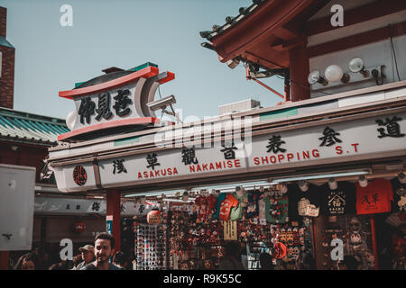 Zeichen einer traditionellen store Souvenir verkaufen Sensoji-Tempel in Asakusa, einem der beliebtesten Reiseziel Stockfoto