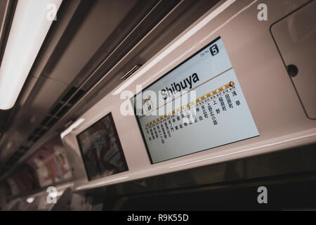 Auf einem Bahnhof in Tokio Tokyo Metro Ginza Linie zeigt seine Station auf Englisch und alle seine Station in japanischen Skript Stockfoto