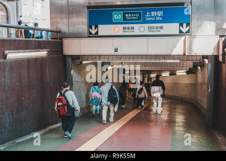 Die Menschen in der U-Bahn station Ueno durch Eingang ihren Rucksack tragen Stockfoto