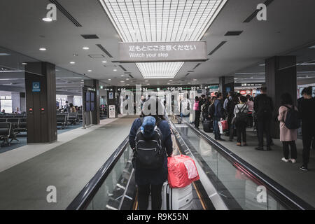 Passagiere im Abflugterminal des Narita International Airport mit der Zugehörigkeit Stockfoto