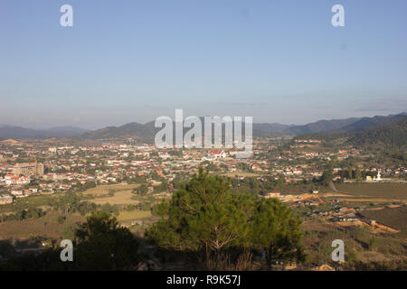 Stadt Landschaft mit Berg und Himmel Hintergrund in Laos. Stockfoto