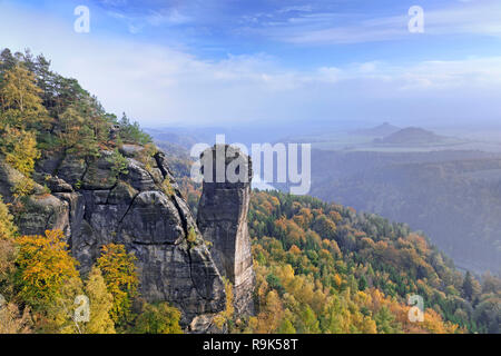 Teufelsturm/Devilstower/Butterweckfels/Mittagstein, prominente Elbsandstein rock Tower in der Sächsischen Schweiz NP, Sachsen, Osten Deutschland Stockfoto