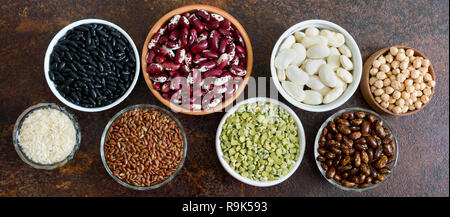 Gesunde Ernährung, Diäten, Ernährung, vegan Protein Quelle. Sortiment von bunten rohe Hülsenfrüchte: Erbsen, Bohnen, Kichererbsen, Reis in Schalen. Banne Stockfoto