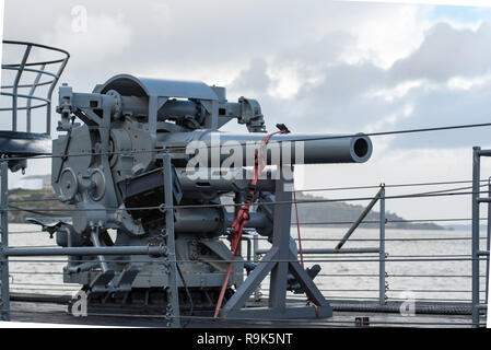 Jan 2017, San Francisco, USA: 5 Zoll nass Mount deck Gewehr auf das Heck des WW2-U-Boot USS Pampanito montiert. Dies ist eine sehr seltene Waffe (siehe Hinweise) Stockfoto