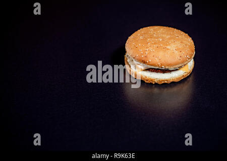 Fisch Burger schliessen bis auf isolierten schwarzen Hintergrund Stockfoto