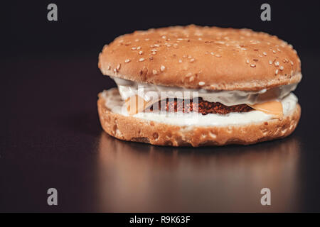 Fisch Burger schliessen bis auf isolierten schwarzen Hintergrund Stockfoto