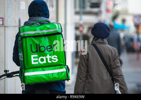 Uber isst ist eine US-amerikanische Online Bestell- und Lieferservice. Lieferung läuft an der Wiener Straße. Österreich. Stockfoto